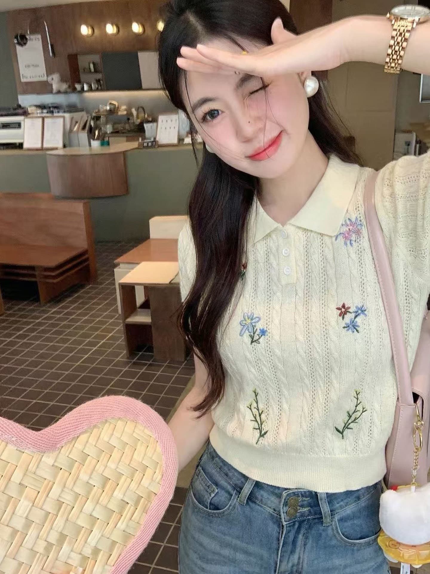 한 번 작은 짭짤한 한 부서 살구 색상 자수 자수 니트 반팔 티셔츠 여성 여름 디자인 센스 작은 대중 쇼트 스타일 맨위