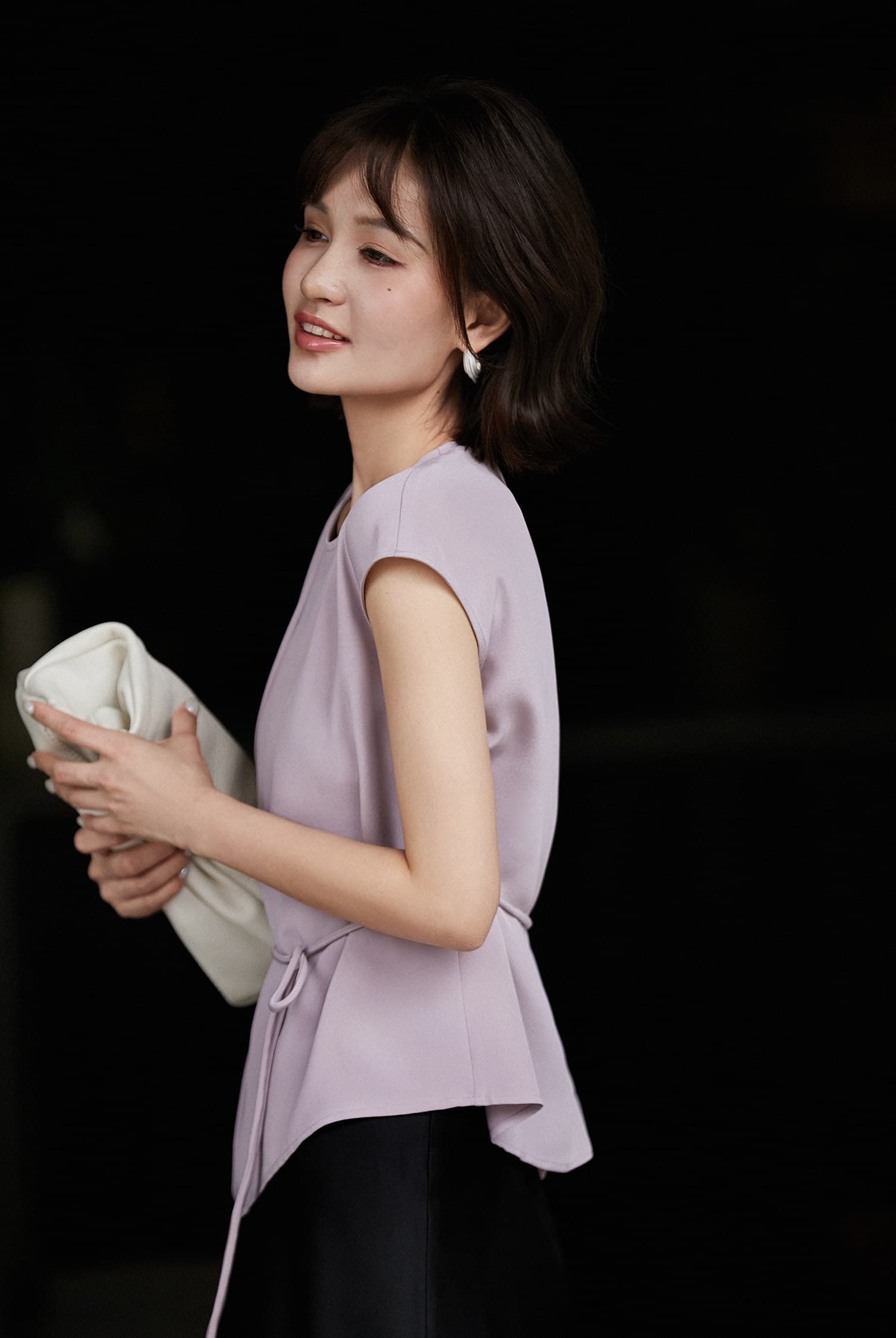 슬림해 보이는 얇고 가벼운 라운드 넥 반팔 여성 셔츠 26 여름 상세 이미지 25