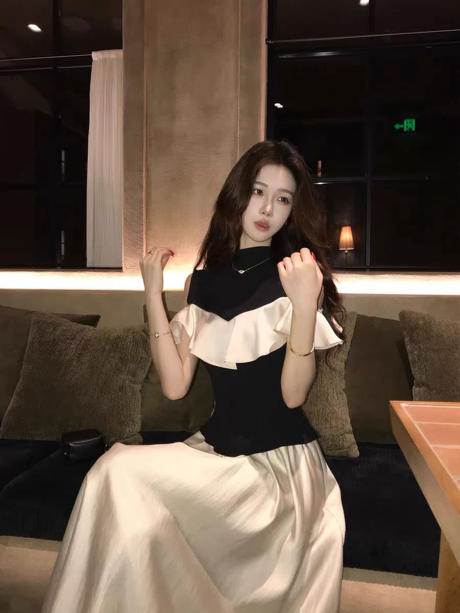 무쯔리 목자이 ~ 중 리 디자인 센스 배색 몸매 가꾸기 오프숄더 니트 패치워크 프릴 맨위 새틴 반신 치마 세트 이미지 4