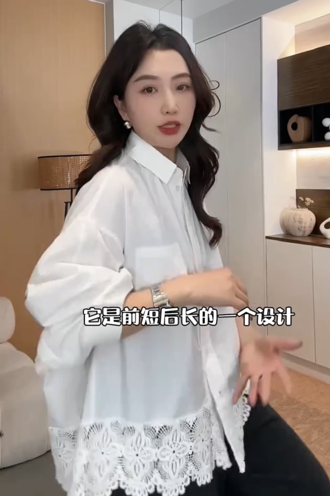 디자인 센스 레이스 조각 밑단 화이트 여성 셔츠 이른 봄 신제품 패션 연령 감소 스택 착용 셔츠 인사이드 잡아라. 의류 상세 이미지 3