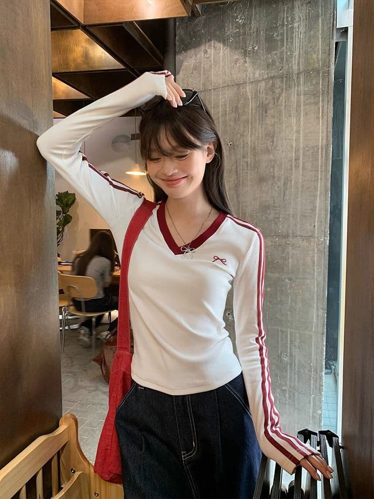 원본 디자인 센스 나비 매듭 자수 긴팔 티셔츠 여성 의류 이른 가을 배색 몸매 가꾸기 슬림해 보이는 풀오버 맨위
