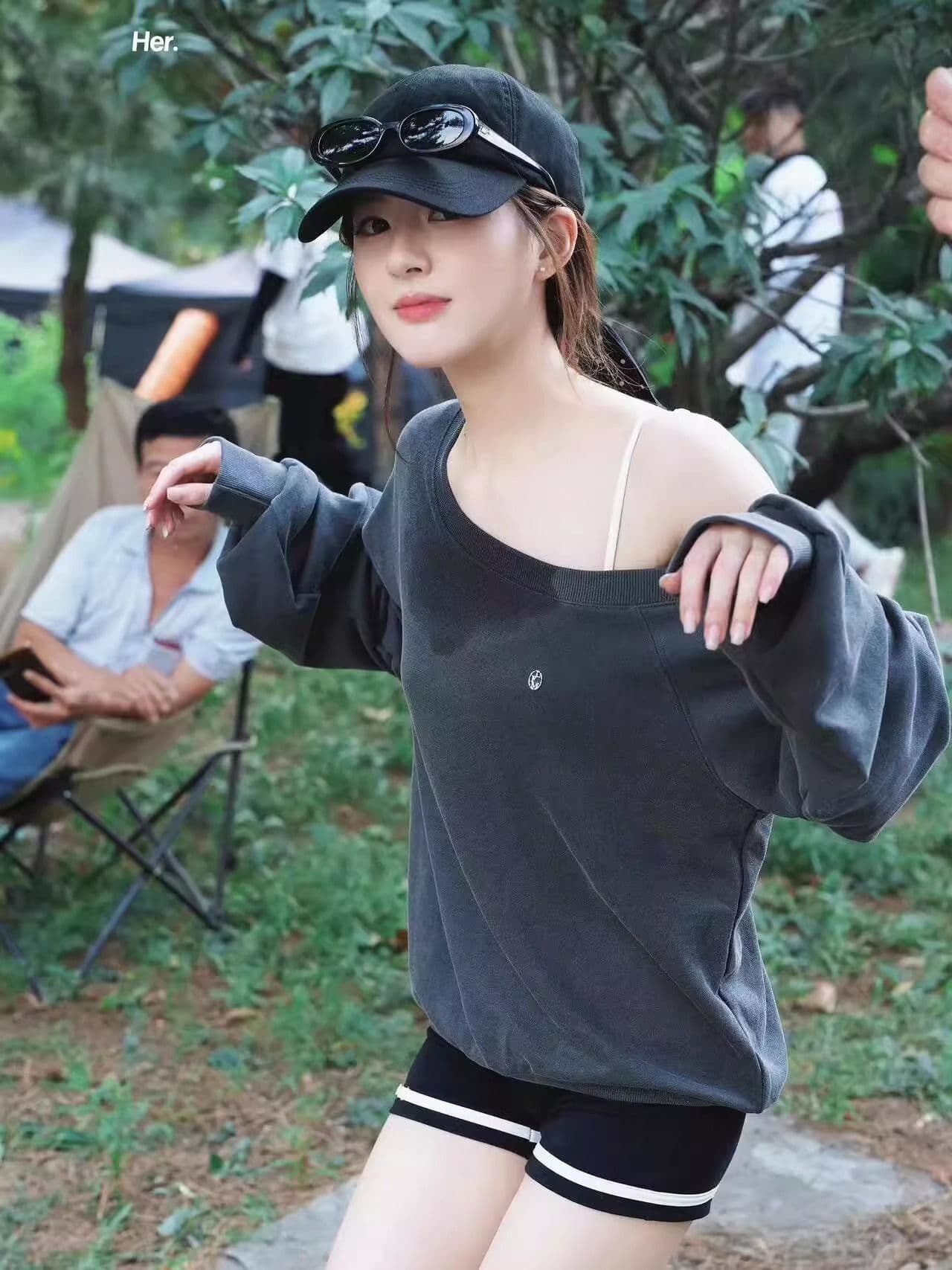 원본 레트로 비스듬한 어깨 오프숄더 가을 새로운 루즈핏 풀오버 스웨트셔츠 긴팔 패션 느긋한 느슨함 센스 맨위 상세 이미지 4