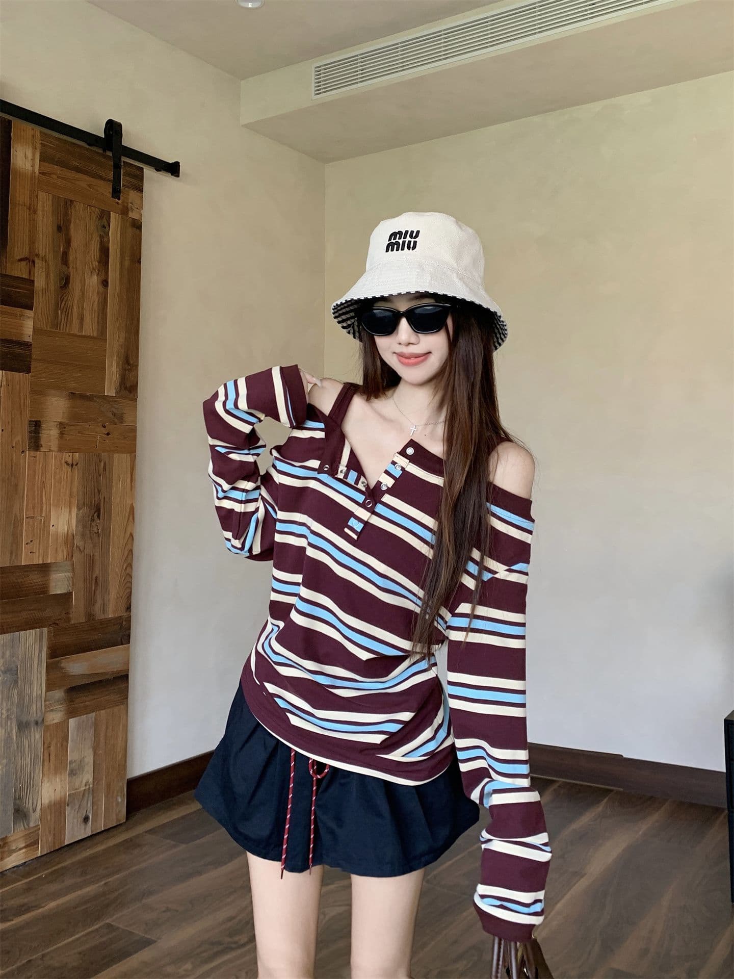 있음 선적 원본 품질 한 부서 배색 스트라이프 패치워크 오프숄더 긴팔 티셔츠 여성 가을 Chic 맨위 상세 이미지 2