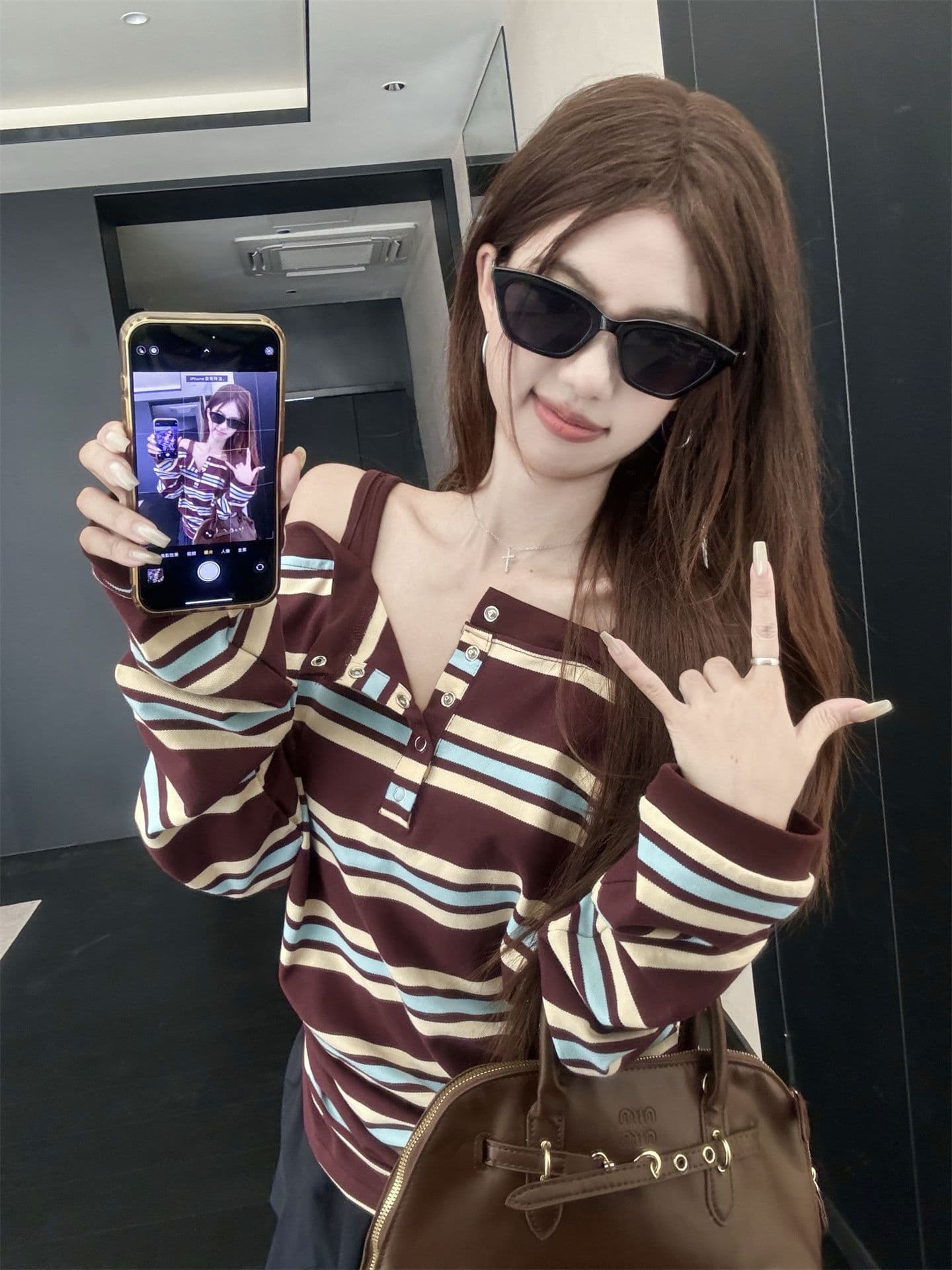 있음 선적 원본 품질 한 부서 배색 스트라이프 패치워크 오프숄더 긴팔 티셔츠 여성 가을 Chic 맨위 상세 이미지 14