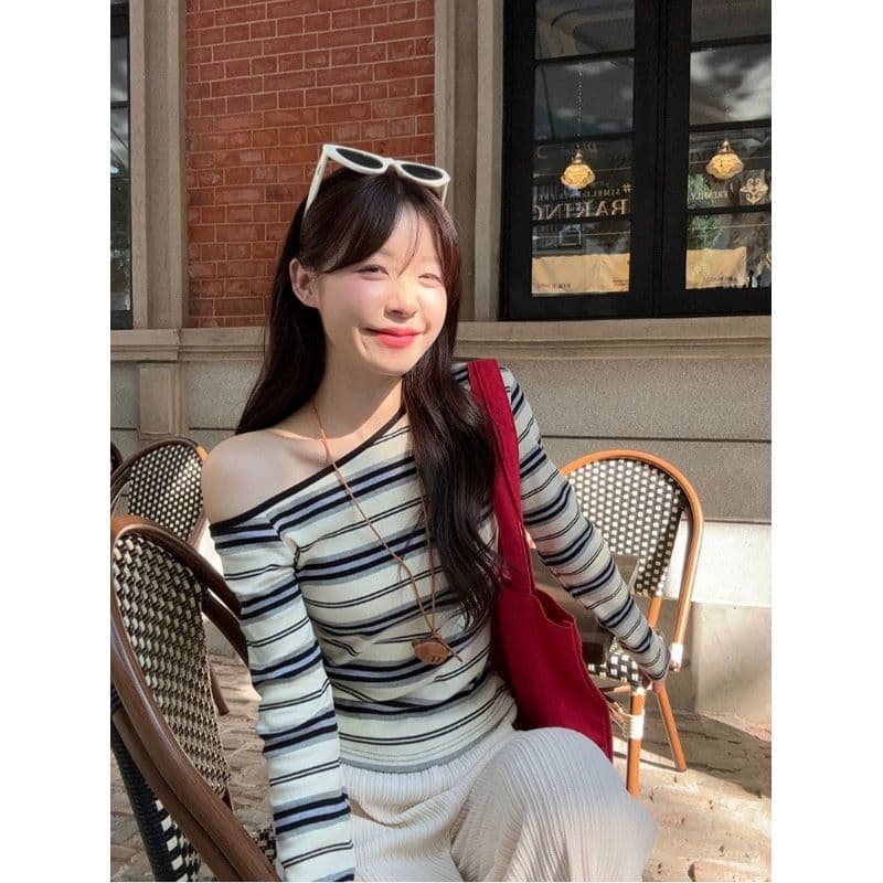 원본 품질 대외 무역 한국 스타일 새로운 배색 스트라이프 긴팔 티셔츠 여성 가을 비스듬한 어깨 학생 몸매 가꾸기 맨위