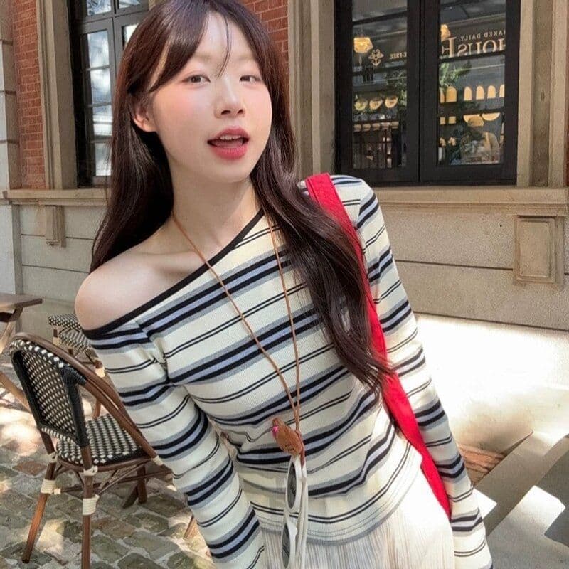 원본 품질 대외 무역 한국 스타일 새로운 배색 스트라이프 긴팔 티셔츠 여성 가을 비스듬한 어깨 학생 몸매 가꾸기 맨위 이미지 4