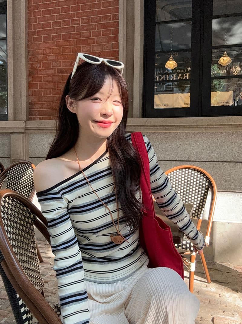 원본 품질 대외 무역 한국 스타일 새로운 배색 스트라이프 긴팔 티셔츠 여성 가을 비스듬한 어깨 학생 몸매 가꾸기 맨위 상세 이미지 11