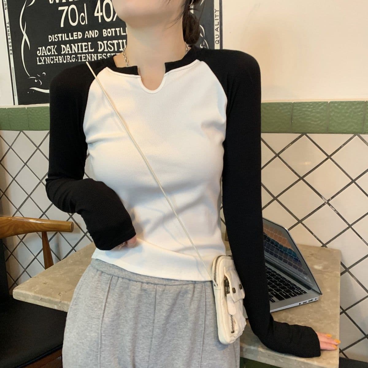 원본 품질 대외 무역 한국 스타일 새로운 리브 배색 반 개방 칼라 몸매 가꾸기 긴팔 티셔츠 여성 의류 이른 가을 맨위 상세 이미지 2