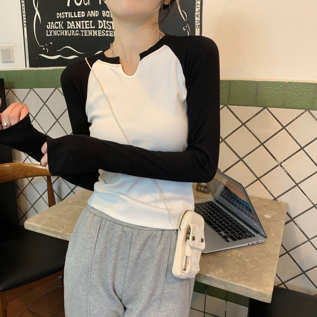 원본 품질 대외 무역 한국 스타일 새로운 리브 배색 반 개방 칼라 몸매 가꾸기 긴팔 티셔츠 여성 의류 이른 가을 맨위 상세 이미지 4