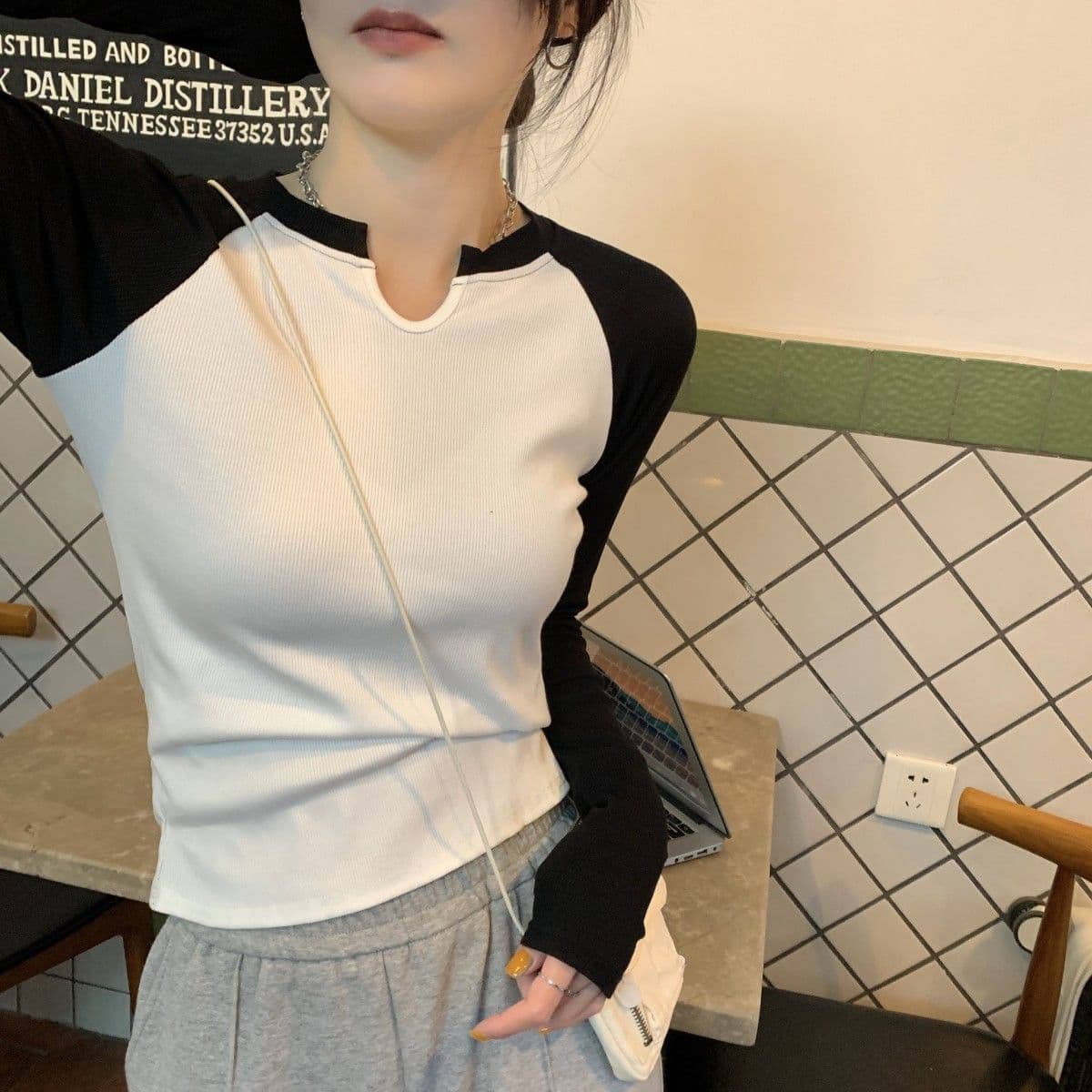 원본 품질 대외 무역 한국 스타일 새로운 리브 배색 반 개방 칼라 몸매 가꾸기 긴팔 티셔츠 여성 의류 이른 가을 맨위 상세 이미지 7