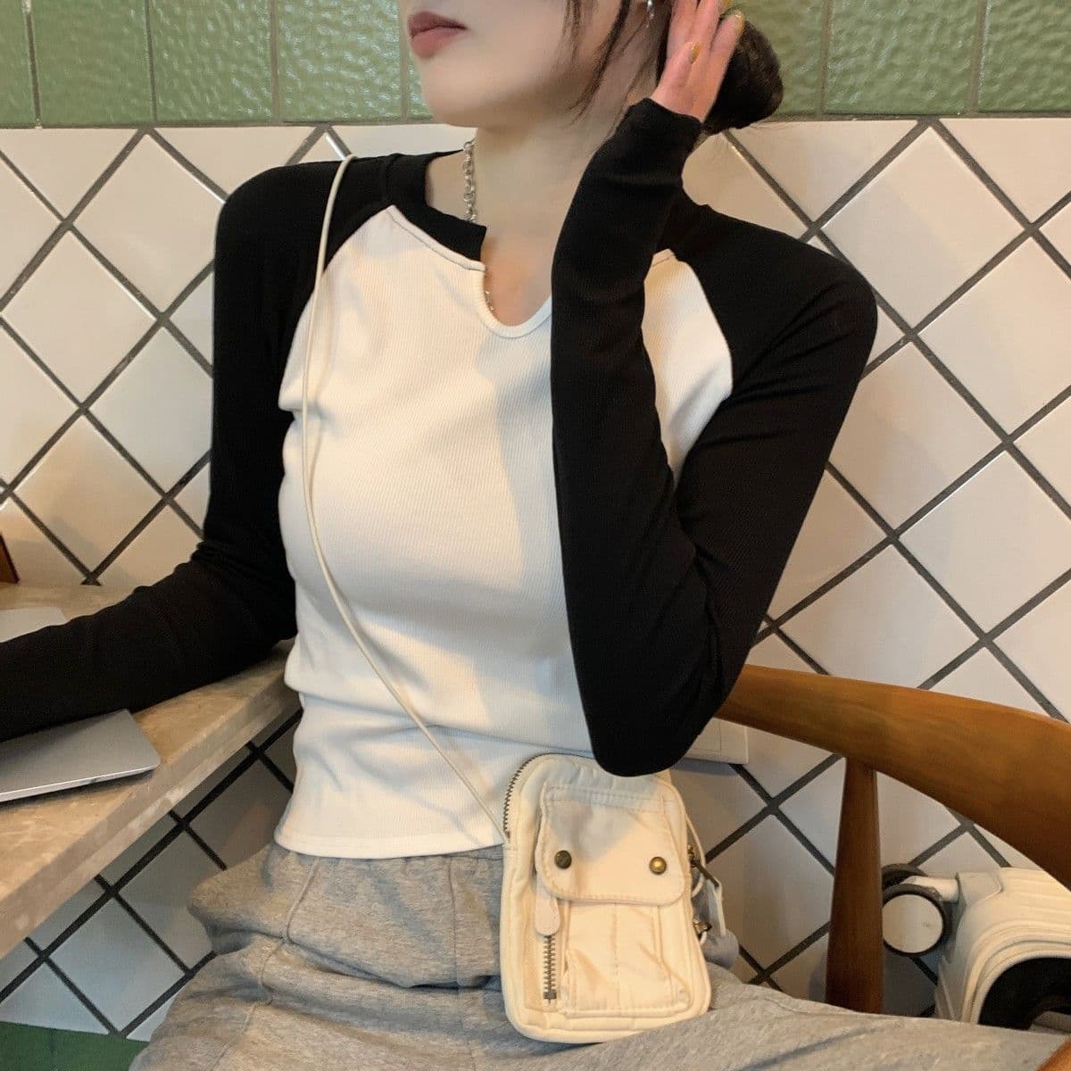 원본 품질 대외 무역 한국 스타일 새로운 리브 배색 반 개방 칼라 몸매 가꾸기 긴팔 티셔츠 여성 의류 이른 가을 맨위 상세 이미지 10