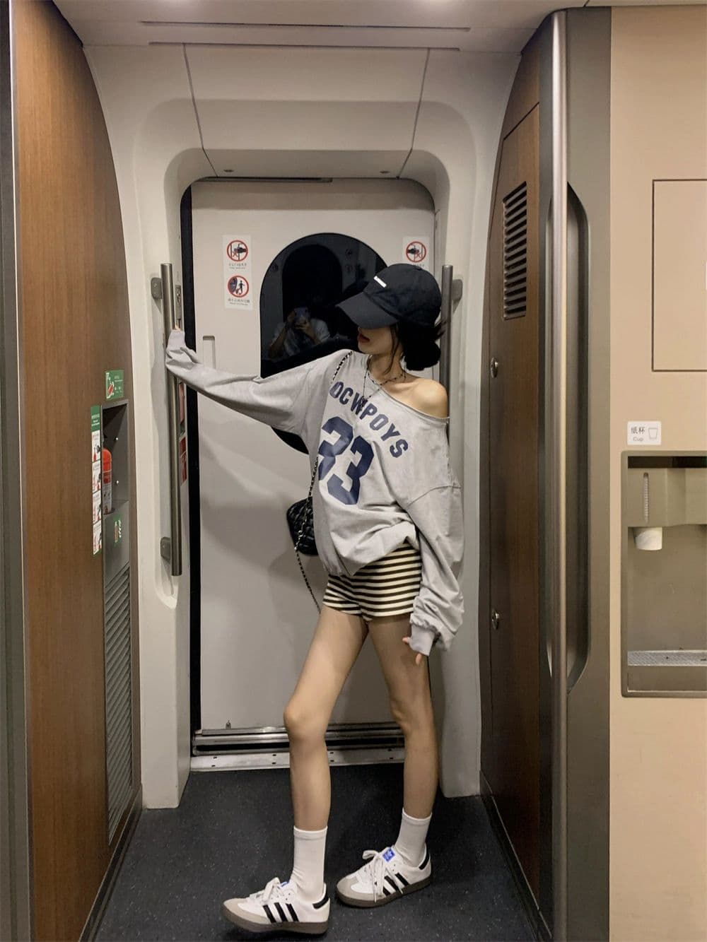 있음 선적 원본 대외 무역 한국 스타일 물고기 규모 알파벳 프린트 비스듬한 어깨 후드티 여성 가을 루즈핏 긴팔 오프숄더 상세 이미지 3
