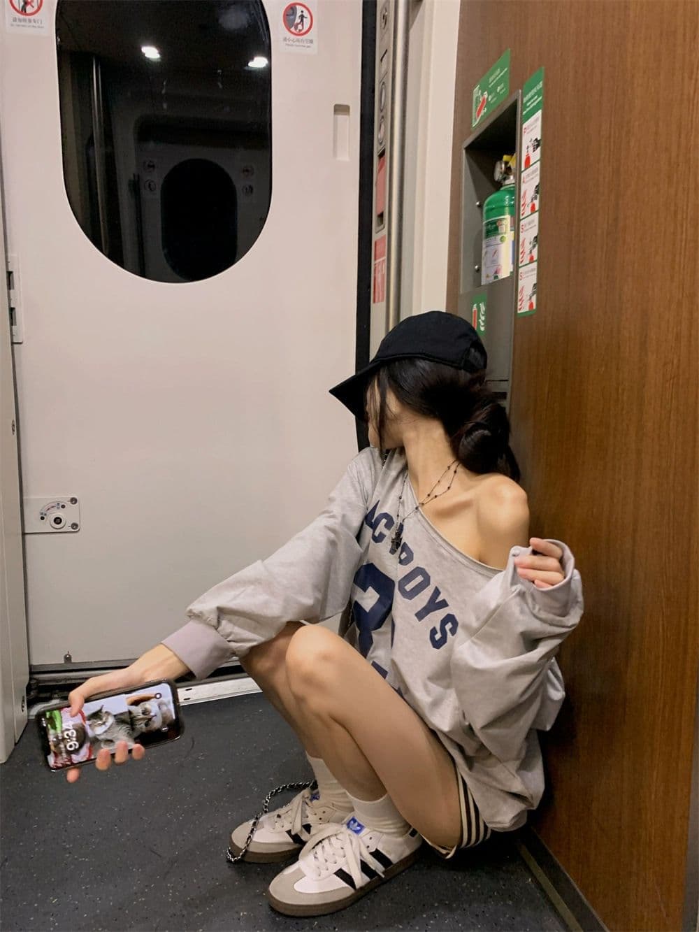 있음 선적 원본 대외 무역 한국 스타일 물고기 규모 알파벳 프린트 비스듬한 어깨 후드티 여성 가을 루즈핏 긴팔 오프숄더 상세 이미지 6