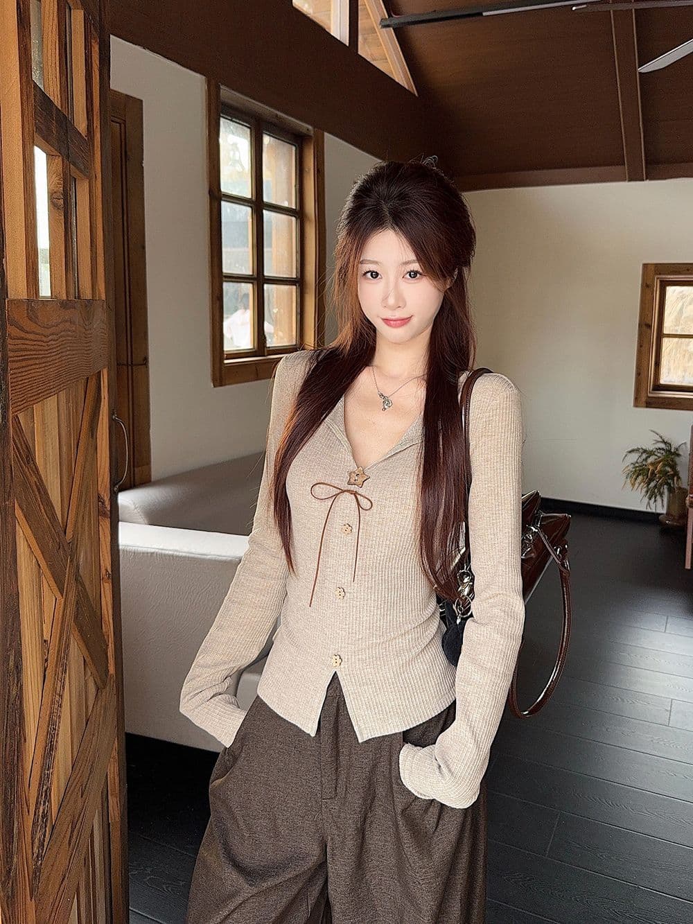 원본 품질 Chic 나비 매듭 V넥 긴팔 티셔츠 여성 가을 달콤한 매운맛 몸매 가꾸기 디자인 센스 인사이드 잡아라. 의류 상세 이미지 5