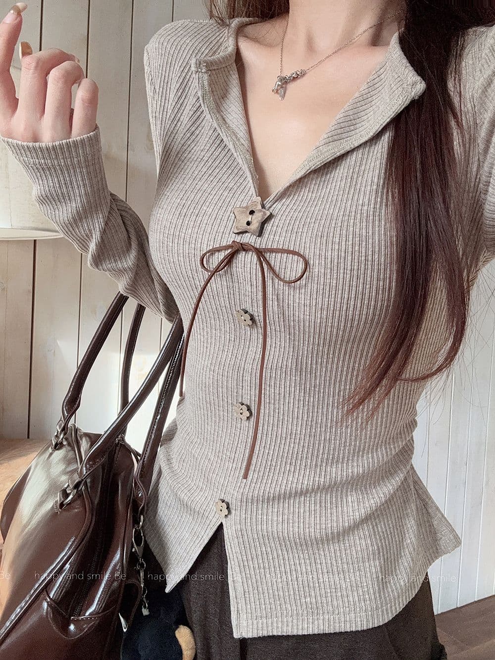 원본 품질 Chic 나비 매듭 V넥 긴팔 티셔츠 여성 가을 달콤한 매운맛 몸매 가꾸기 디자인 센스 인사이드 잡아라. 의류 상세 이미지 15