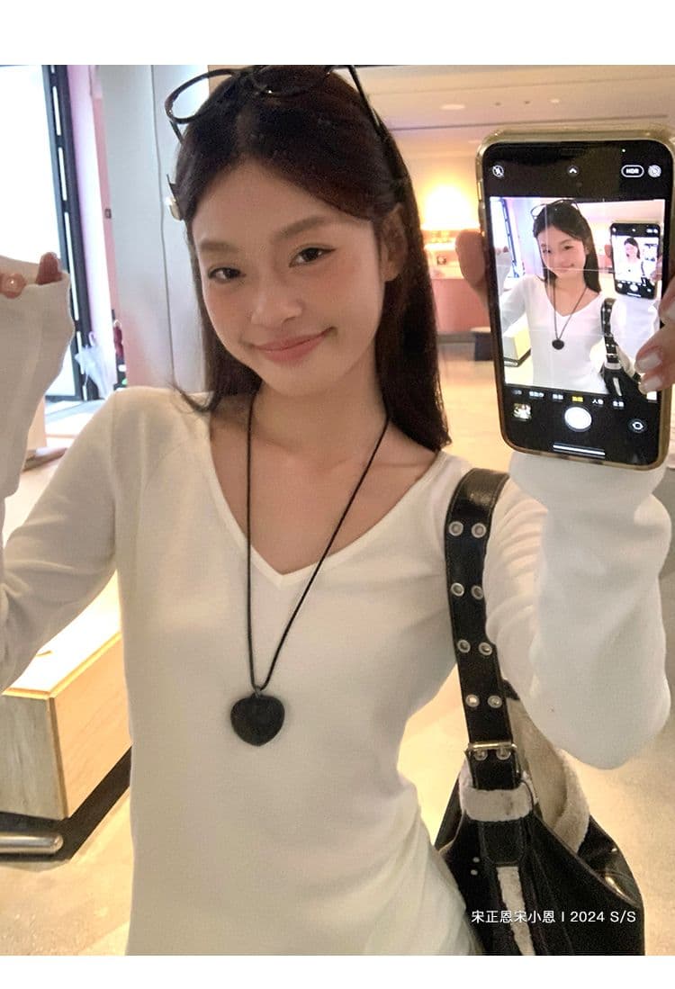 모달 V넥 긴팔 티셔츠 여성 가을 단색 긍정적 인 어깨 슬림해 보이는 몸매 가꾸기 인사이드 가져 가라. 기본 셔츠 맨위 상세 이미지 6