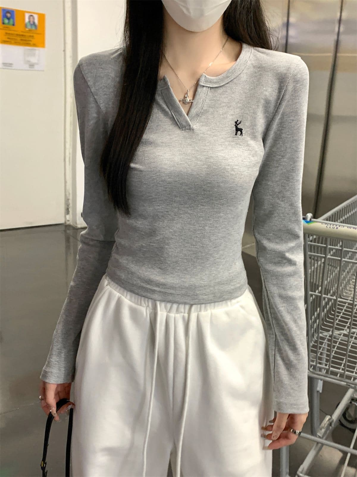 있음 선적 원본 대외 무역 한국 스타일 새로운 레트로 자수 반 개방 칼라 긴팔 티셔츠 여성 의류 가을 만나는 맨위 이미지 3