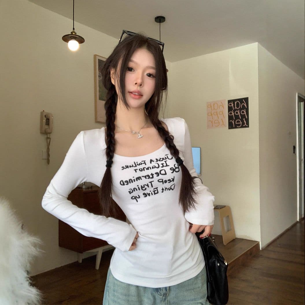 있음 선적 원본 대외 무역 한국 스타일 핫걸 바람 프린트 긴팔 티셔츠 여성 가을 한국 스타일 몸매 가꾸기 긍정적 인 어깨