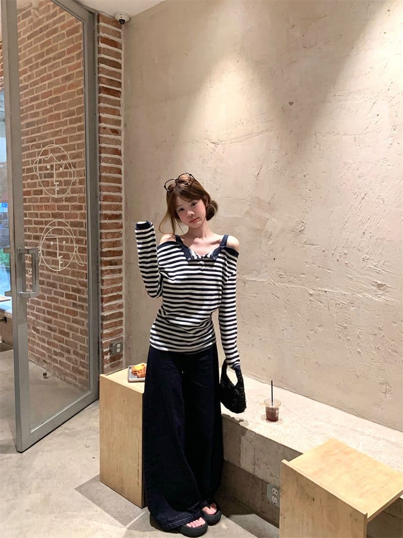 원본 대외 무역 한국 스타일 가을 새로운 느긋한 바람 스트라이프 반 개방 칼라 오프숄더 긴팔 티셔츠 여성 이미지 2