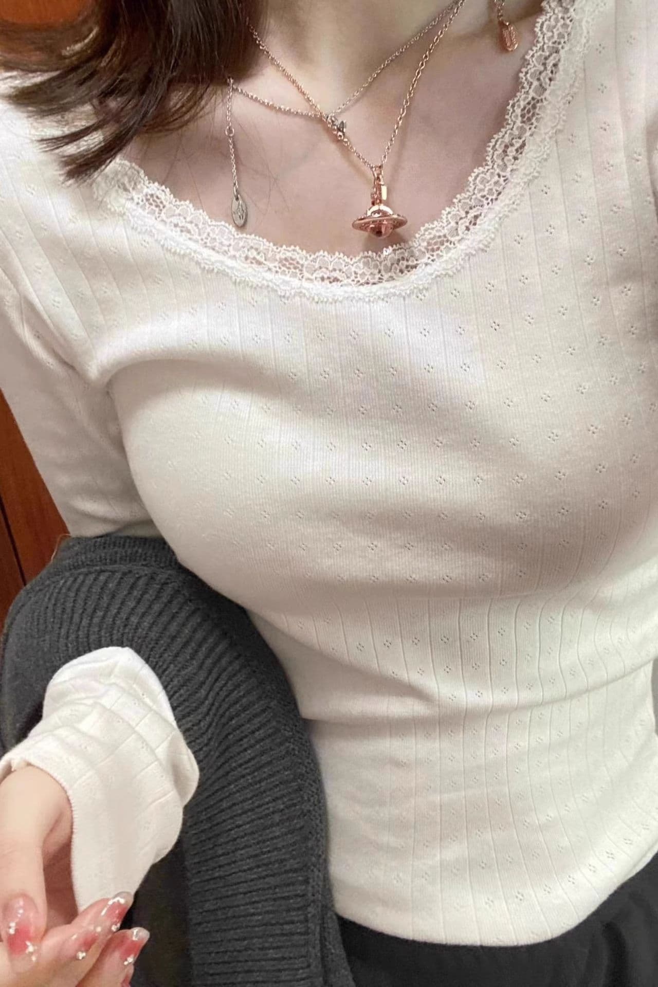 있음 선적 가을 새로운 한국 스타일 레트로 레이스 조각 라운드 넥 몸매 가꾸기 긴팔 티셔츠 여성 셔츠 상세 이미지 11