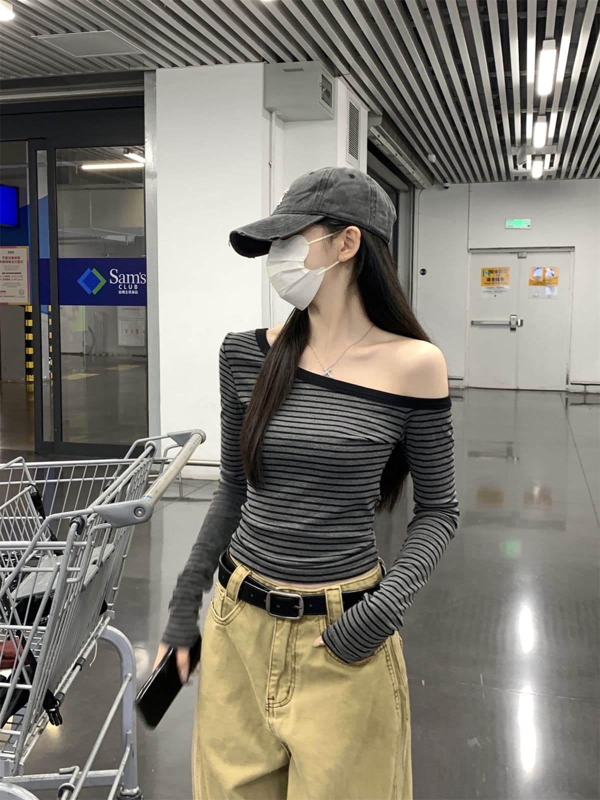 원본 대외 무역 한국 스타일 가을 새로운 구덩이 기사 스트라이프 비스듬한 어깨 긴팔 티셔츠 여성 불규칙 맨위 상세 이미지 4
