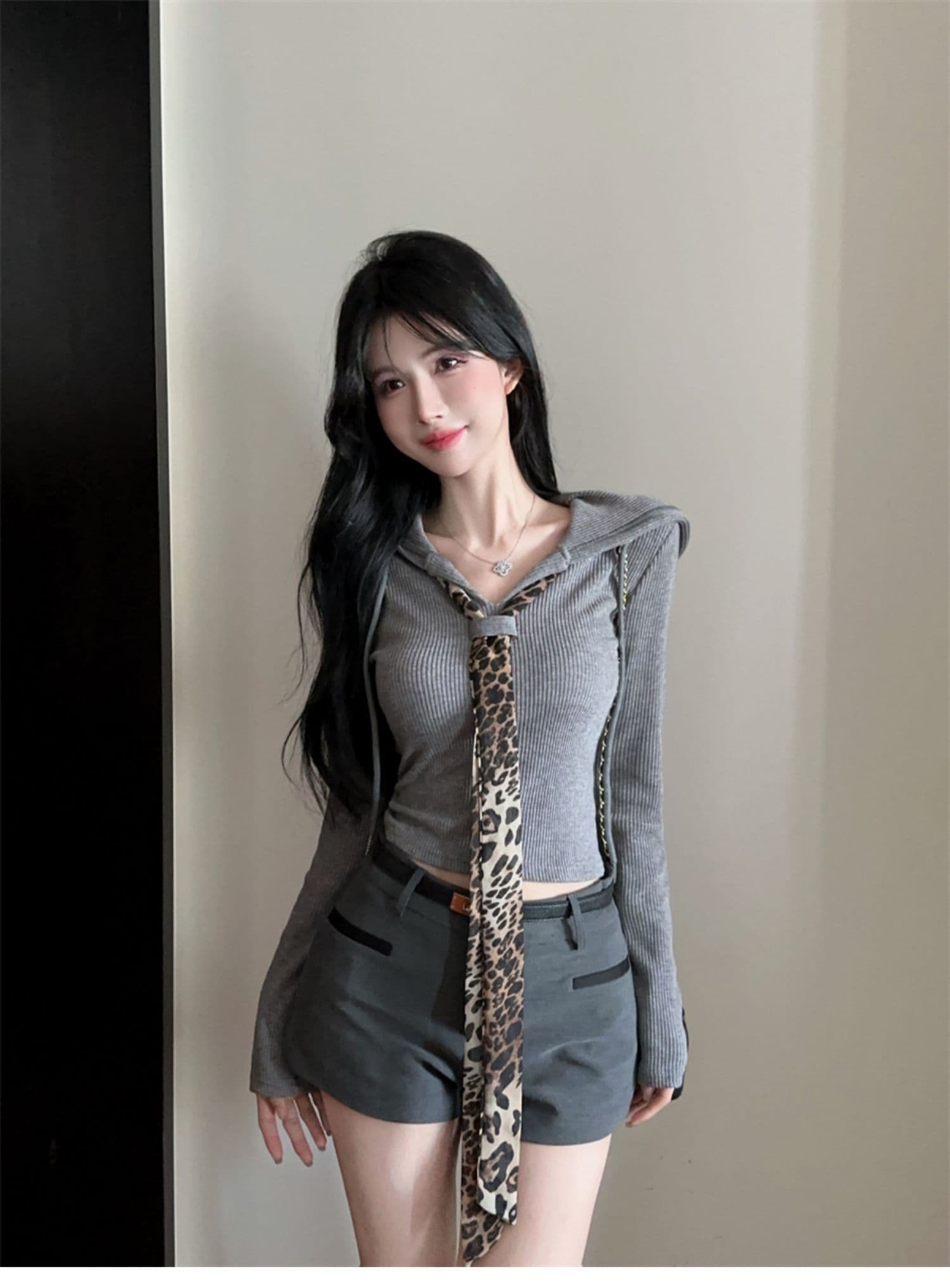 5 4 리브 V넥 레오파드 무늬 넥타이 패치워크 쇼트 스타일 긴팔 티셔츠 기본 셔츠 여성 가을 핫걸 후드 맨위 상세 이미지 9