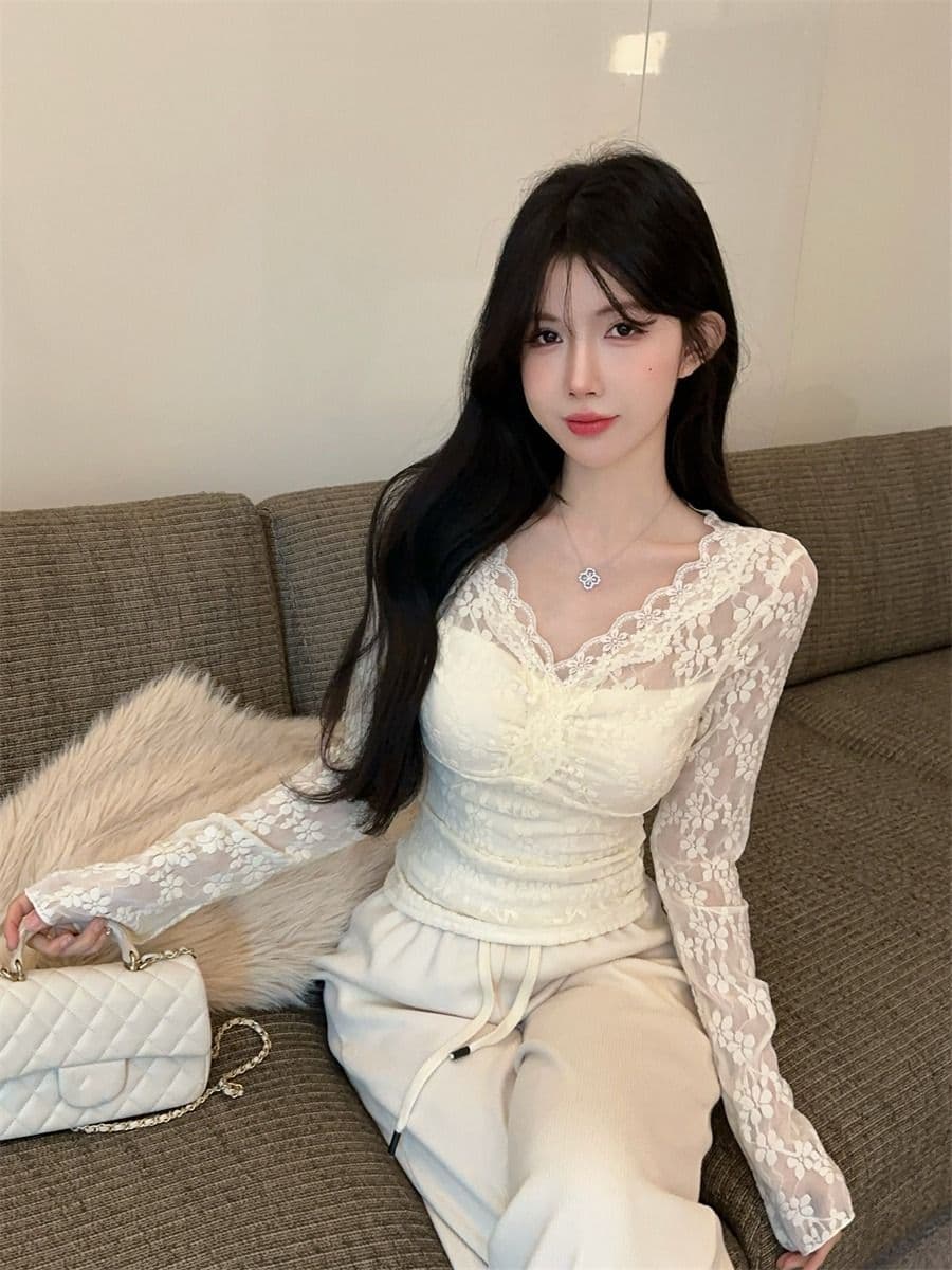 있음 선적 원본 원단 순수한 욕망 섹시함 V넥 홀로우 아웃 맨위 여성 가을 작은 샤넬 스타일 레이스 기본 셔츠 인사이드 가져 가라. 상세 이미지 8