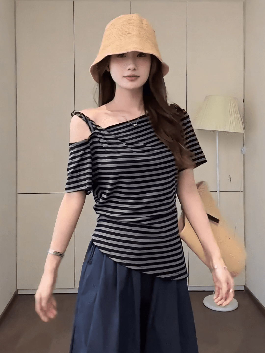 있음 선적 컬러 짜임 기사 한 부서 불규칙 비스듬한 어깨 스트라이프 반팔 티셔츠 여성 여름 디자인 센스 몸매 가꾸기 슬림해 보이는 맨위 상세 이미지 5