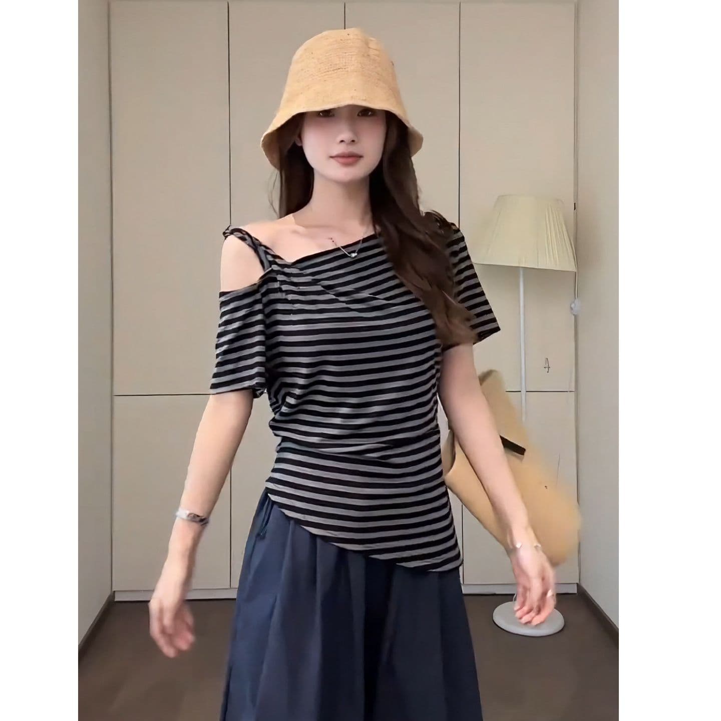 있음 선적 컬러 짜임 기사 한 부서 불규칙 비스듬한 어깨 스트라이프 반팔 티셔츠 여성 여름 디자인 센스 몸매 가꾸기 슬림해 보이는 맨위 상세 이미지 13
