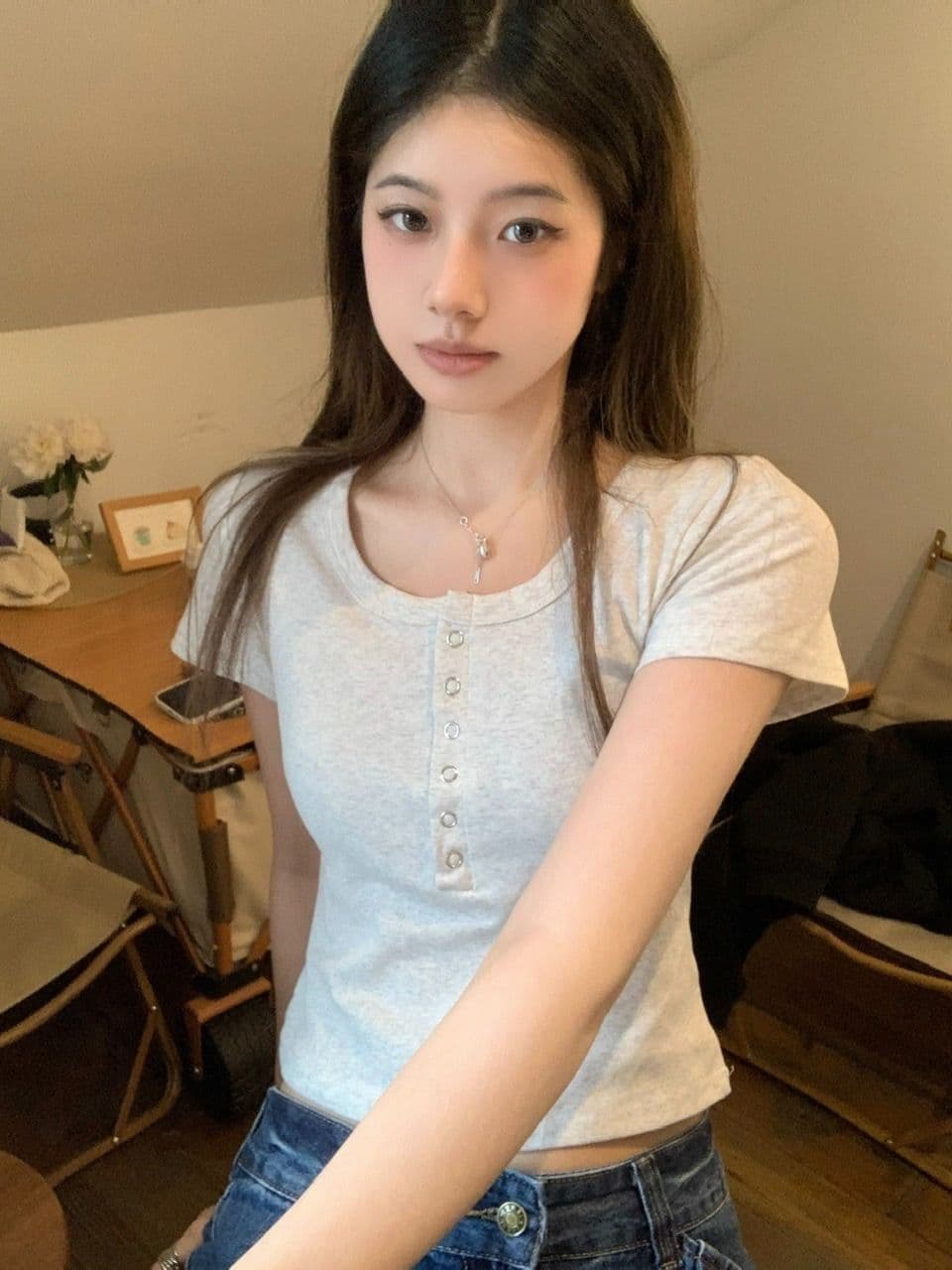 있음 선적 와 사고 방식 회색 미니멀리즘 반 개방 u 칼라 티셔츠 여성 의류 쇼트 스타일 몸매 가꾸기 기본 셔츠 반팔 맨위 상세 이미지 8