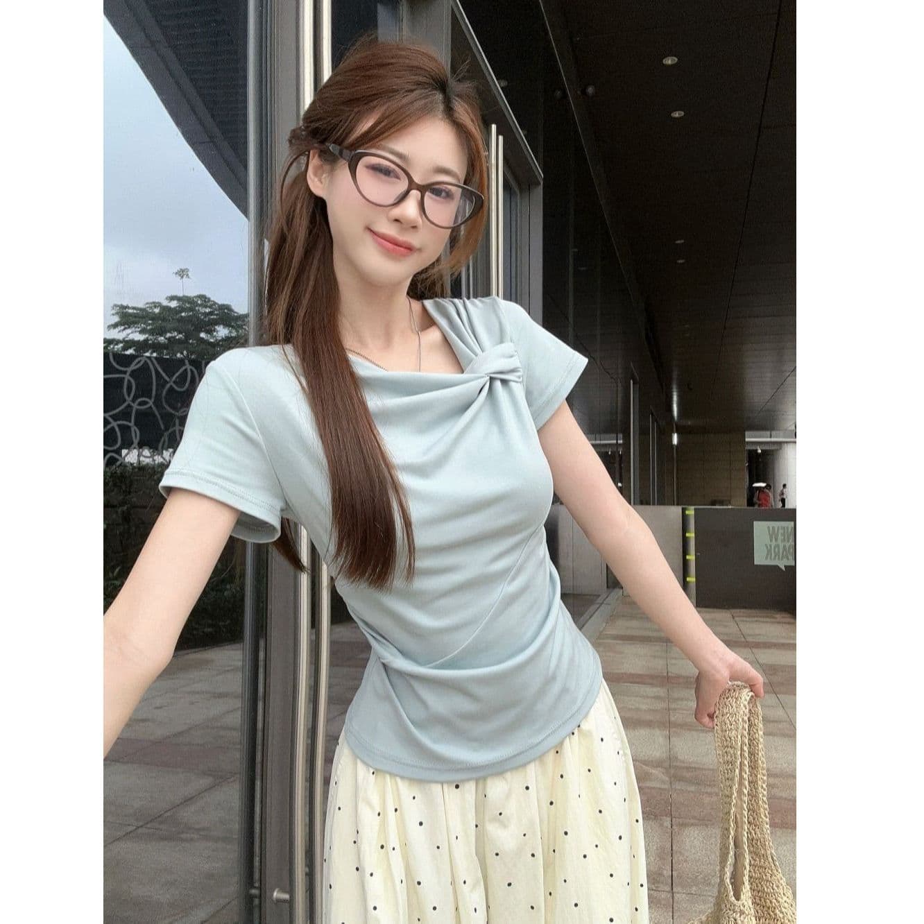 있음 선적 원본 사람들 면 디자인 센스 비틀림 파란색 반팔 티셔츠 여성 여름 주름 Chic 긍정적 인 어깨 의류