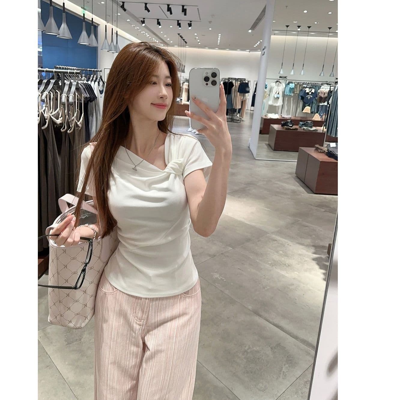 있음 선적 원본 사람들 면 디자인 센스 비틀림 파란색 반팔 티셔츠 여성 여름 주름 Chic 긍정적 인 어깨 의류 이미지 4