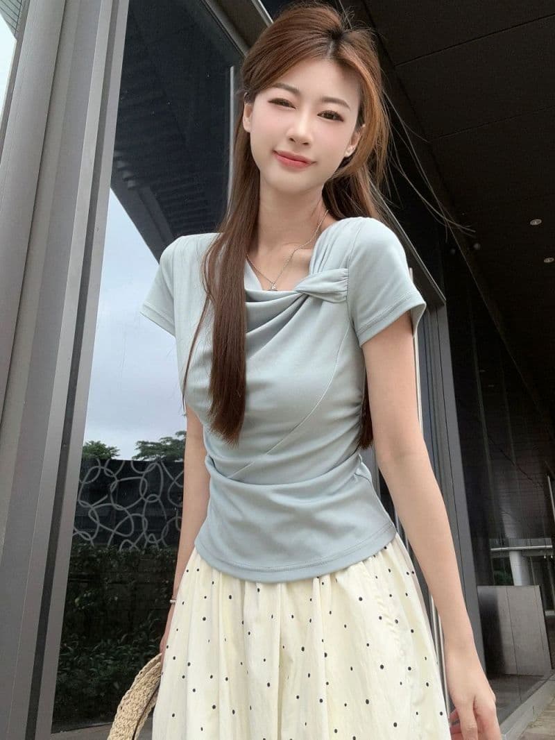 있음 선적 원본 사람들 면 디자인 센스 비틀림 파란색 반팔 티셔츠 여성 여름 주름 Chic 긍정적 인 어깨 의류 상세 이미지 2