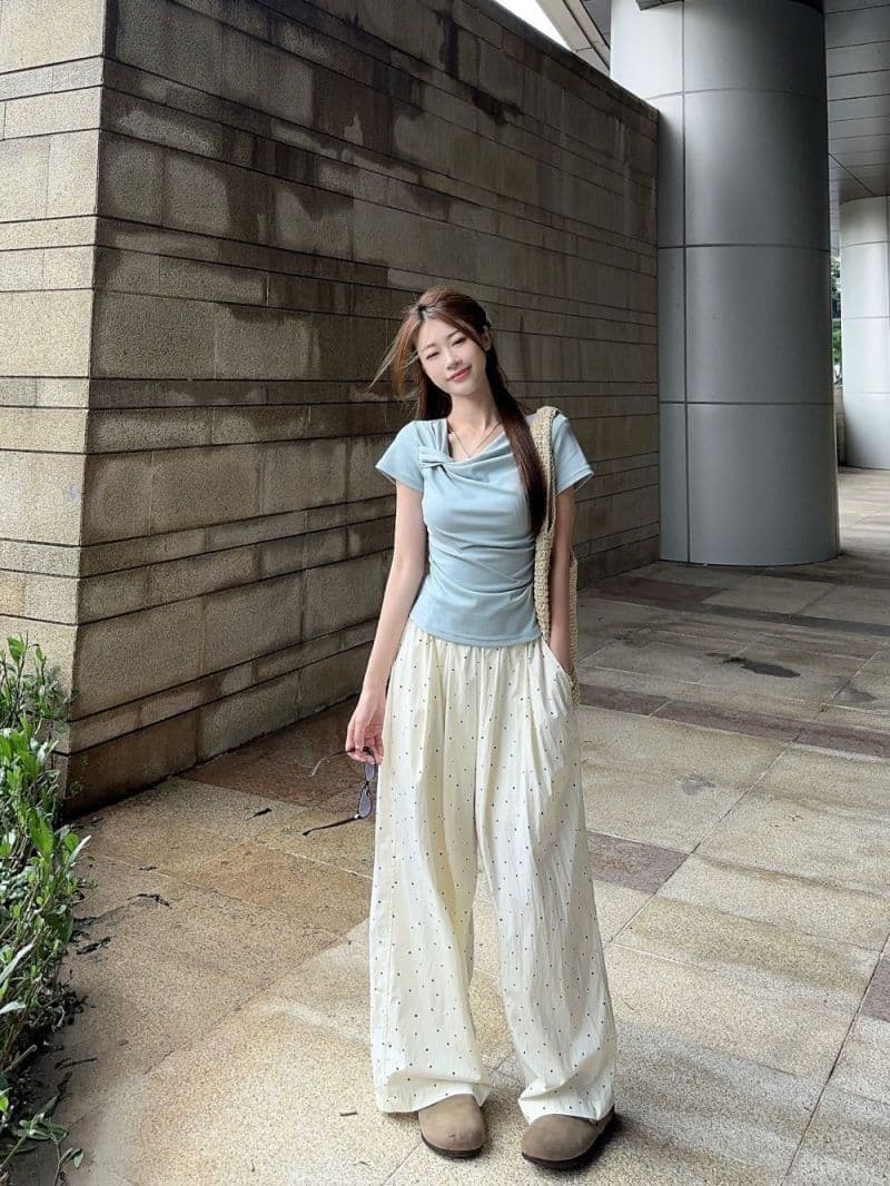 있음 선적 원본 사람들 면 디자인 센스 비틀림 파란색 반팔 티셔츠 여성 여름 주름 Chic 긍정적 인 어깨 의류 상세 이미지 4