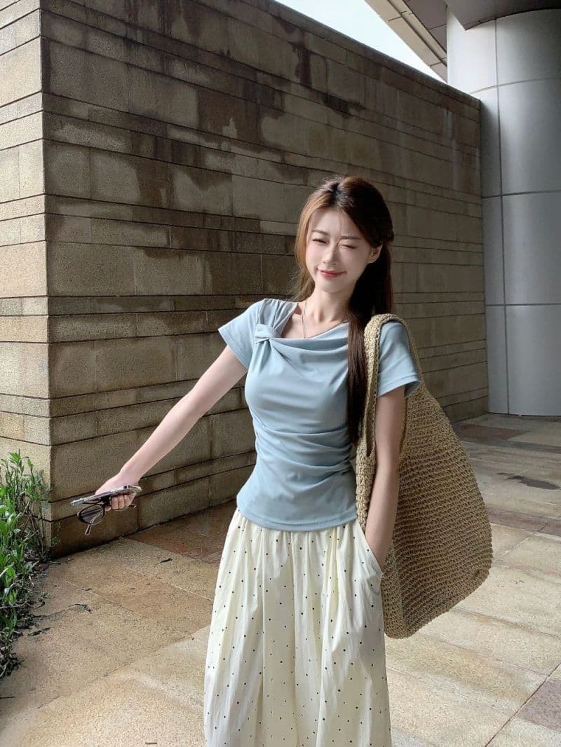 있음 선적 원본 사람들 면 디자인 센스 비틀림 파란색 반팔 티셔츠 여성 여름 주름 Chic 긍정적 인 어깨 의류 상세 이미지 5