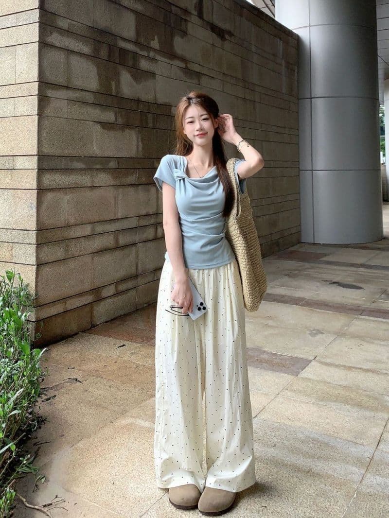 있음 선적 원본 사람들 면 디자인 센스 비틀림 파란색 반팔 티셔츠 여성 여름 주름 Chic 긍정적 인 어깨 의류 상세 이미지 6