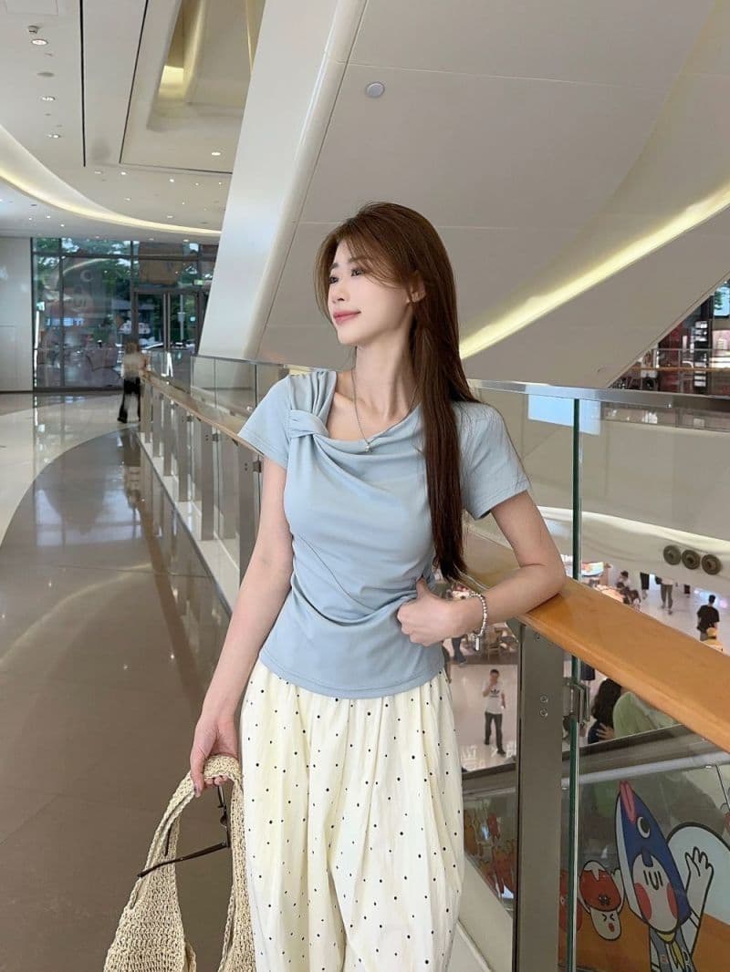 있음 선적 원본 사람들 면 디자인 센스 비틀림 파란색 반팔 티셔츠 여성 여름 주름 Chic 긍정적 인 어깨 의류 상세 이미지 7
