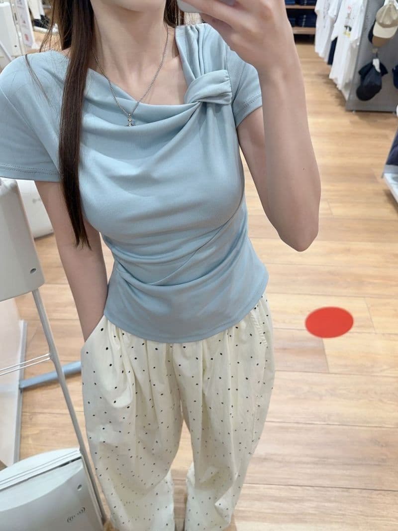 있음 선적 원본 사람들 면 디자인 센스 비틀림 파란색 반팔 티셔츠 여성 여름 주름 Chic 긍정적 인 어깨 의류 상세 이미지 10
