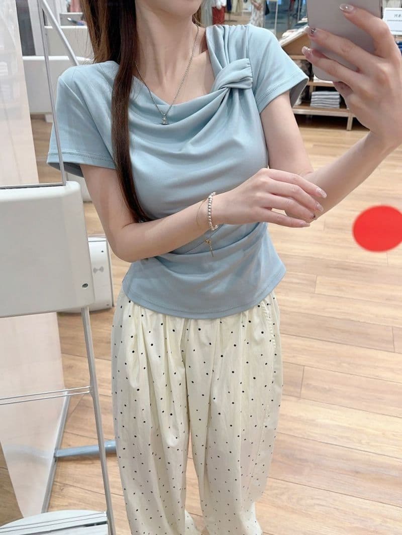 있음 선적 원본 사람들 면 디자인 센스 비틀림 파란색 반팔 티셔츠 여성 여름 주름 Chic 긍정적 인 어깨 의류 상세 이미지 11