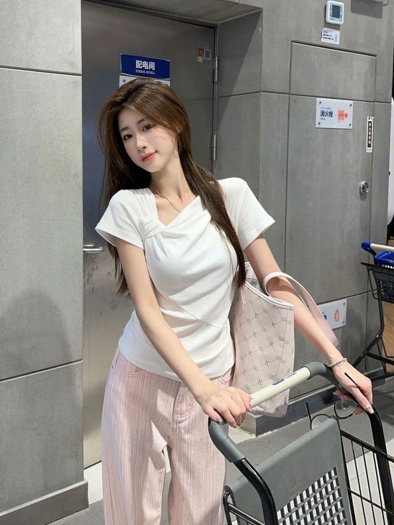 있음 선적 원본 사람들 면 디자인 센스 비틀림 파란색 반팔 티셔츠 여성 여름 주름 Chic 긍정적 인 어깨 의류 상세 이미지 14