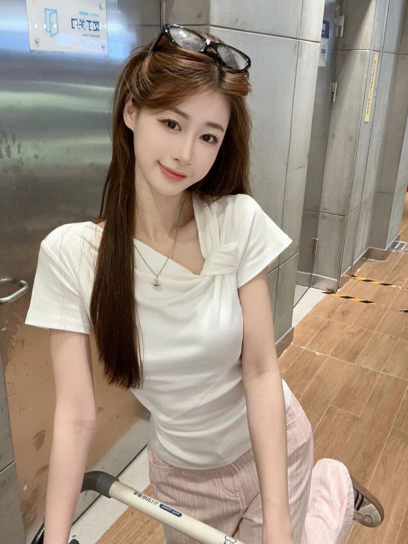 있음 선적 원본 사람들 면 디자인 센스 비틀림 파란색 반팔 티셔츠 여성 여름 주름 Chic 긍정적 인 어깨 의류 상세 이미지 17