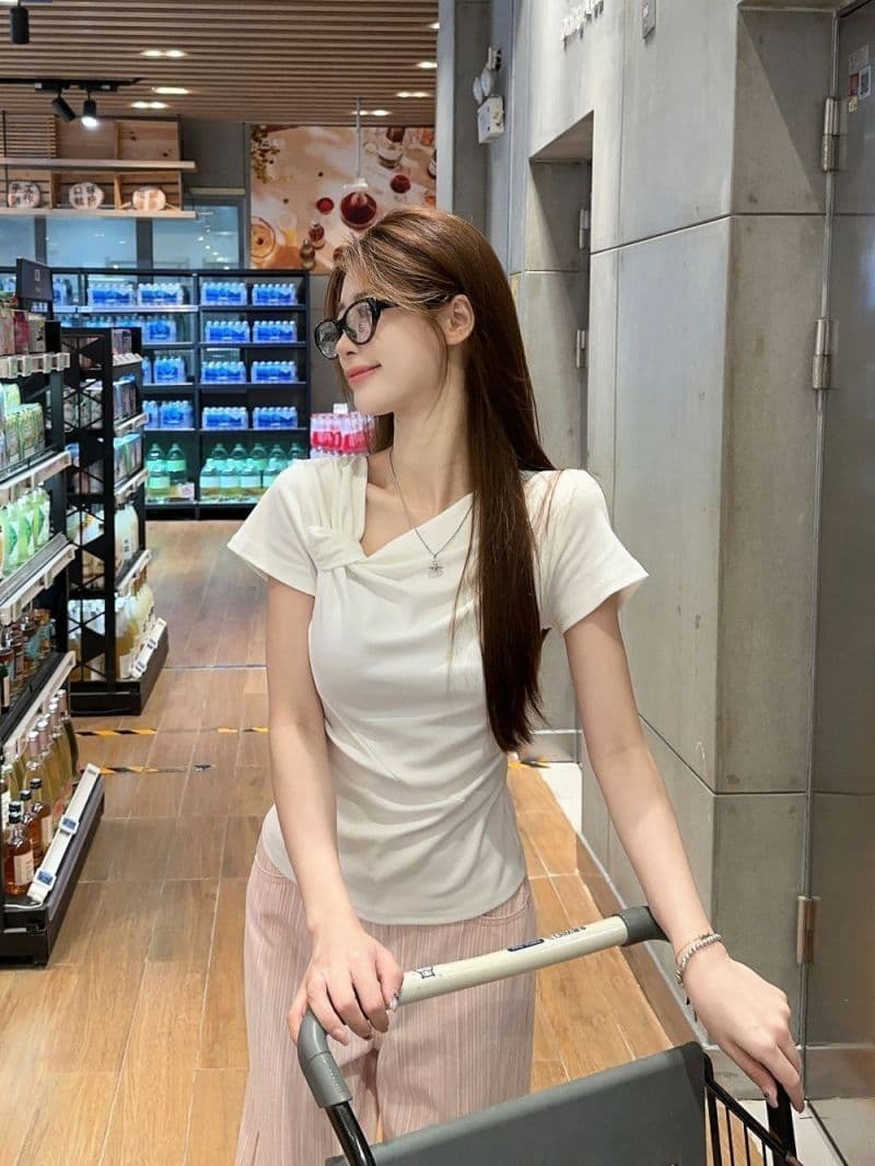 있음 선적 원본 사람들 면 디자인 센스 비틀림 파란색 반팔 티셔츠 여성 여름 주름 Chic 긍정적 인 어깨 의류 상세 이미지 18