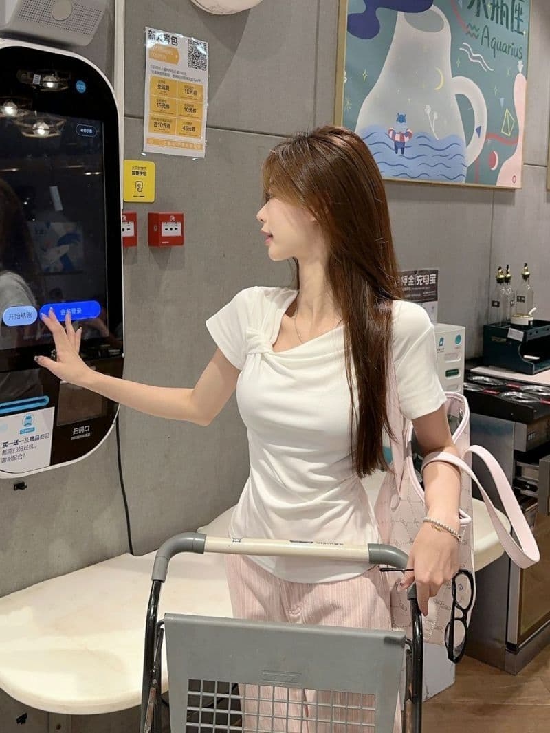 있음 선적 원본 사람들 면 디자인 센스 비틀림 파란색 반팔 티셔츠 여성 여름 주름 Chic 긍정적 인 어깨 의류 상세 이미지 20