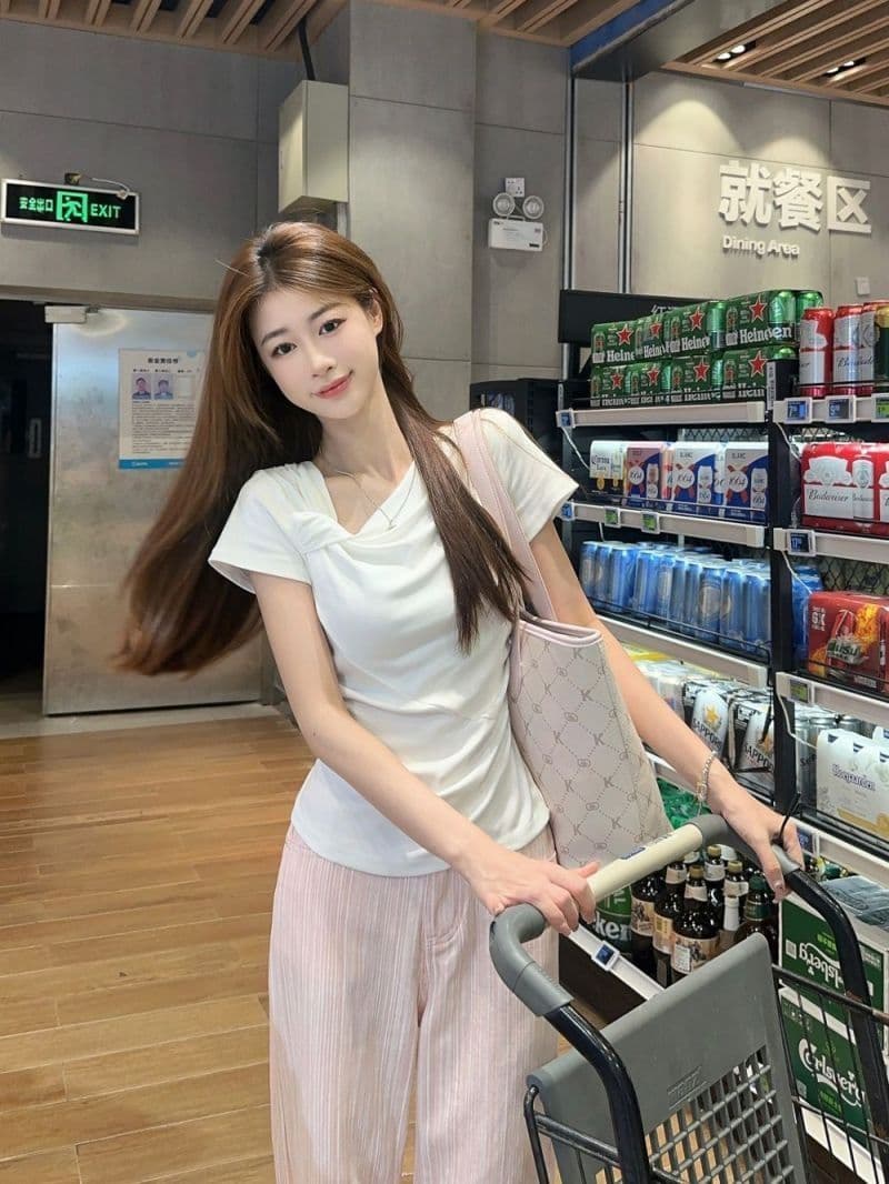 있음 선적 원본 사람들 면 디자인 센스 비틀림 파란색 반팔 티셔츠 여성 여름 주름 Chic 긍정적 인 어깨 의류 상세 이미지 21