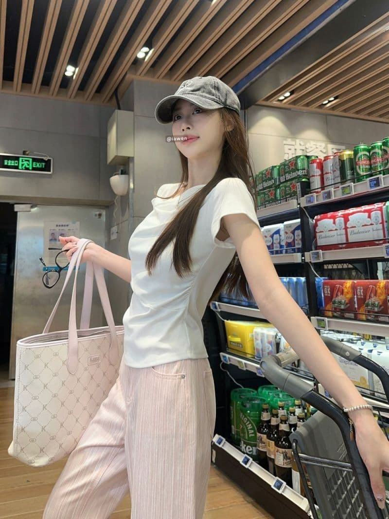 있음 선적 원본 사람들 면 디자인 센스 비틀림 파란색 반팔 티셔츠 여성 여름 주름 Chic 긍정적 인 어깨 의류 상세 이미지 23
