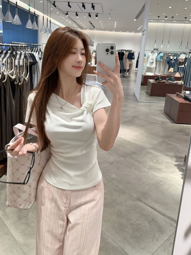 있음 선적 원본 사람들 면 디자인 센스 비틀림 파란색 반팔 티셔츠 여성 여름 주름 Chic 긍정적 인 어깨 의류 상세 이미지 24