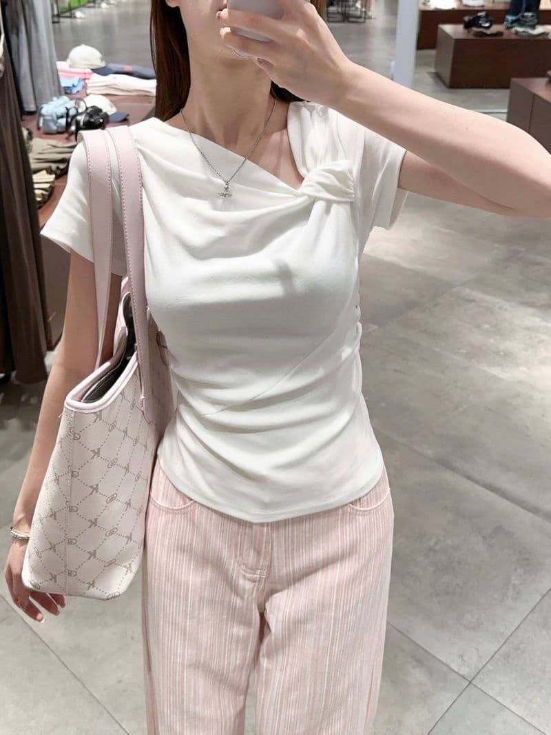 있음 선적 원본 사람들 면 디자인 센스 비틀림 파란색 반팔 티셔츠 여성 여름 주름 Chic 긍정적 인 어깨 의류 상세 이미지 25