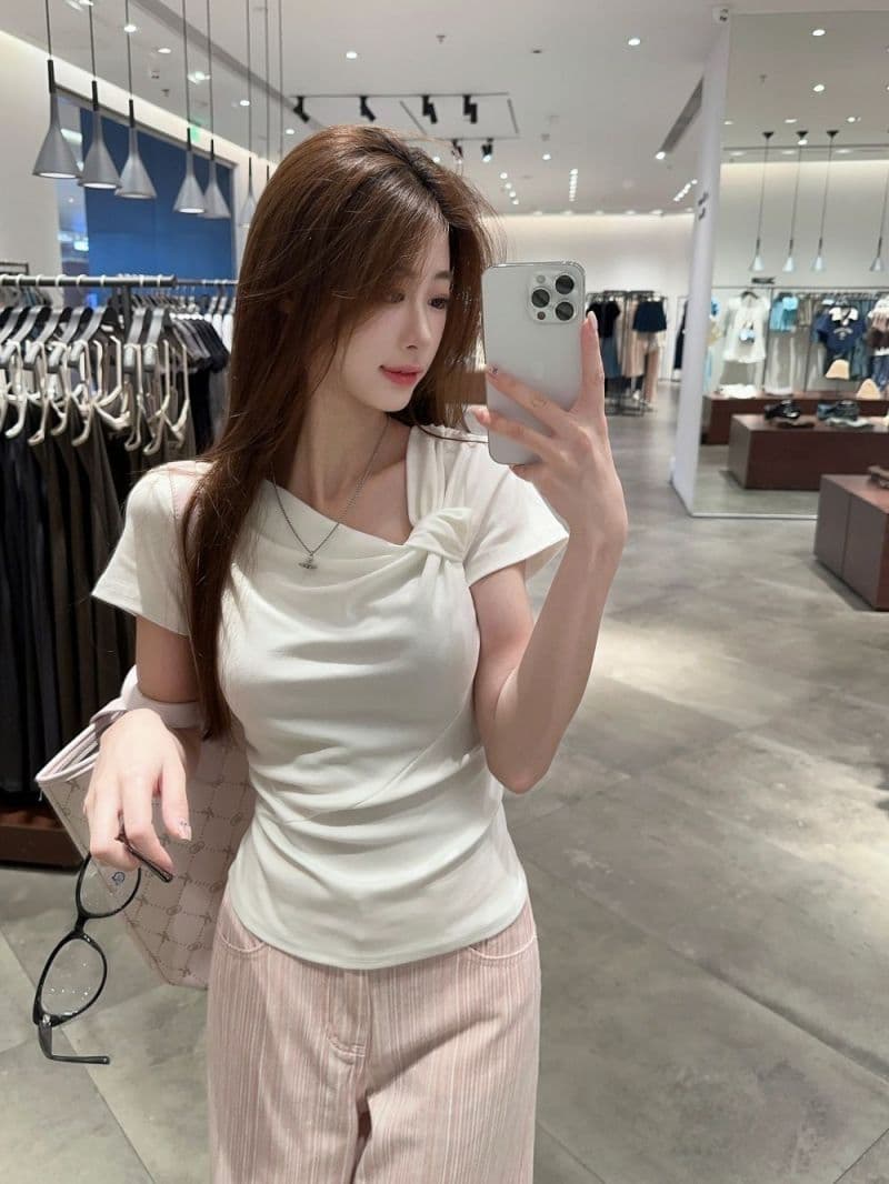 있음 선적 원본 사람들 면 디자인 센스 비틀림 파란색 반팔 티셔츠 여성 여름 주름 Chic 긍정적 인 어깨 의류 상세 이미지 26