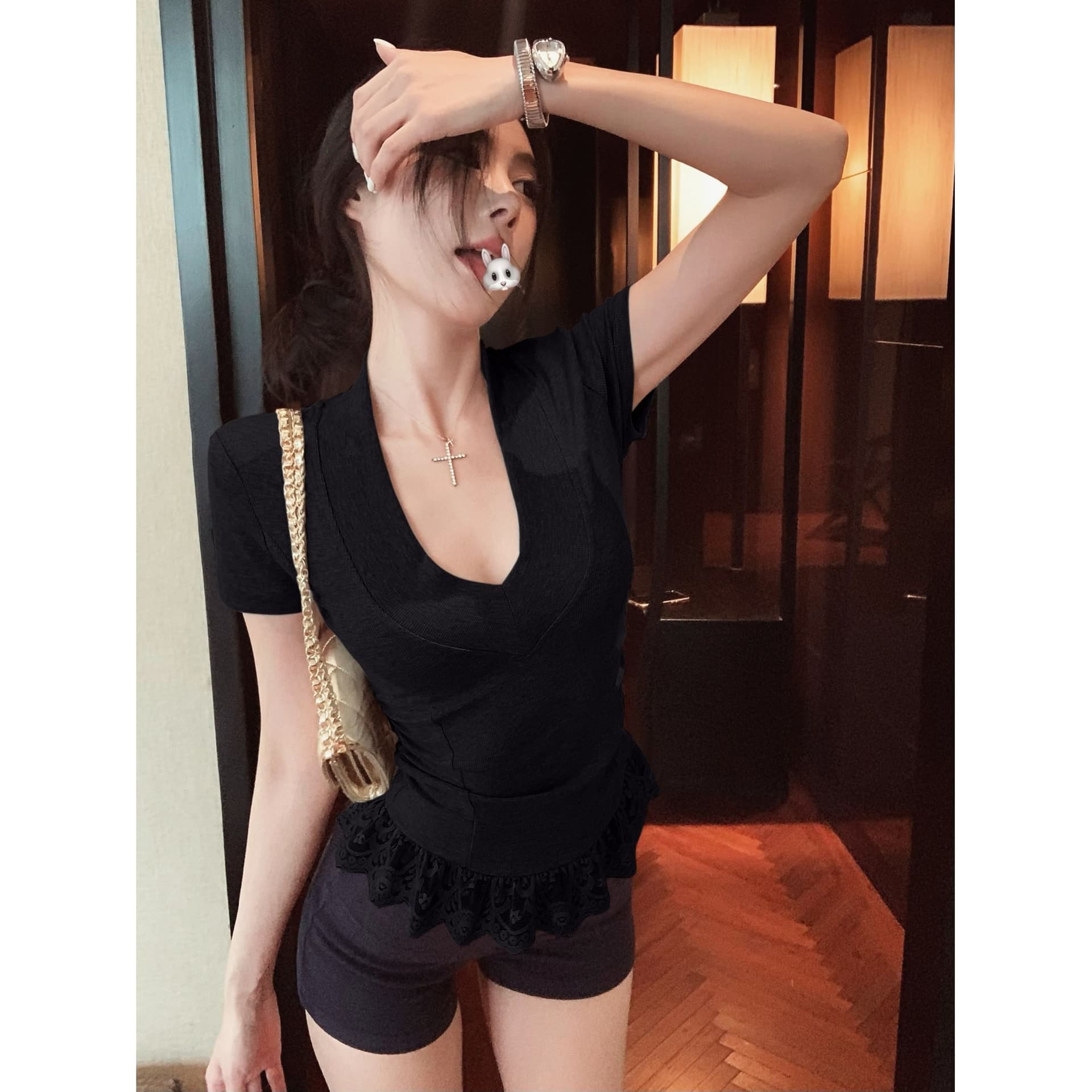 있음 선적 레이스 조각 V넥 반팔 티셔츠 여성 여름 주름 몸매 가꾸기 인사이드 가져 가라. 핫걸 회색 긍정적 인 어깨 의류 이미지 3