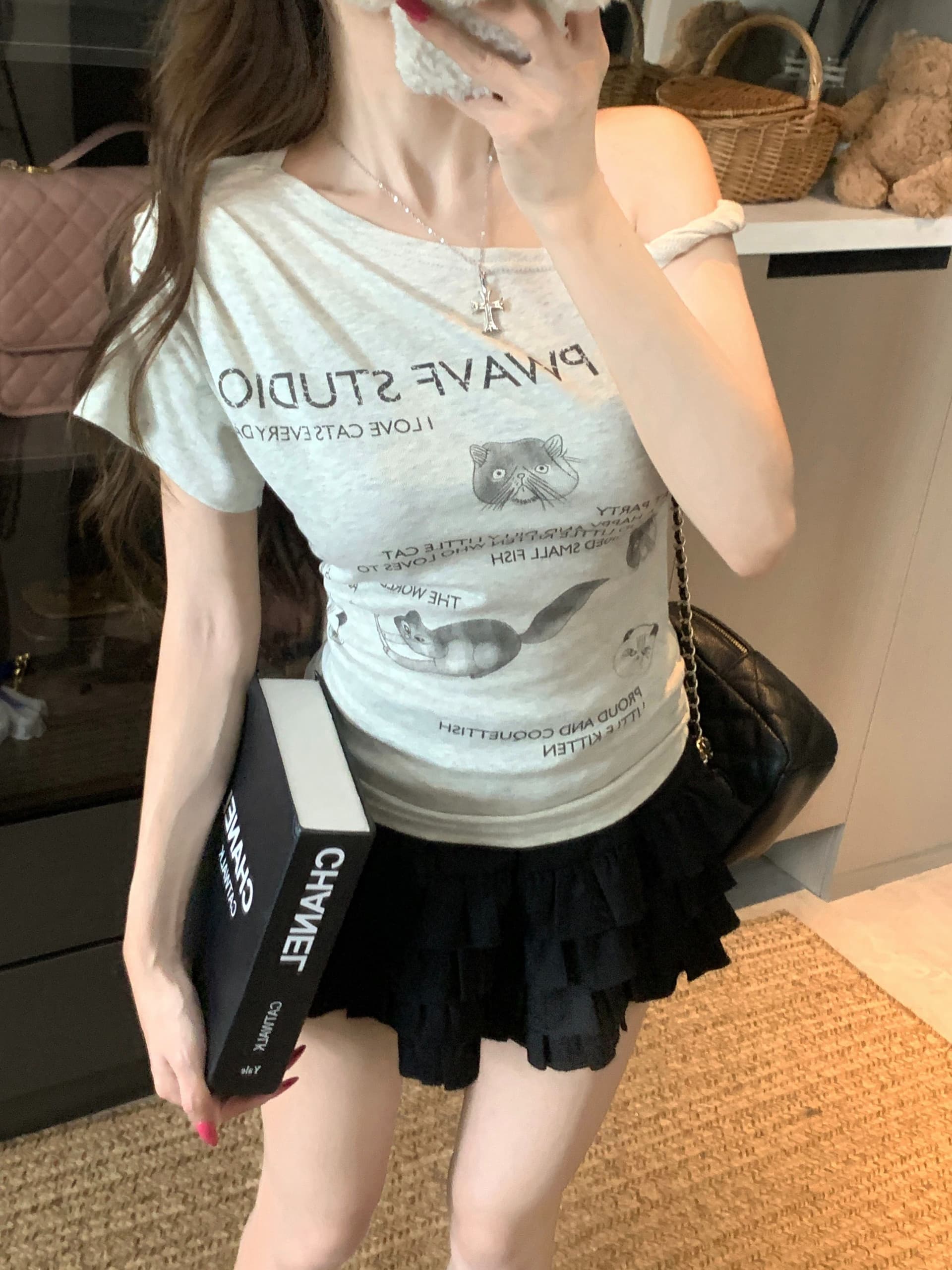있음 선적 면 새끼 고양이 프린트 비스듬한 어깨 반팔 티셔츠 여성 여름 디자인 센스 불규칙 오프숄더 쇼트 스타일 맨위